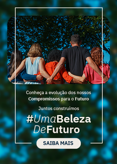 Imagem na vertical. Imagem com cinco pessoas se abraçando, de costas, de diversos tipos, com roupas nas cores azul-marinho, azul-clara, coral, preta e cor-de-rosa. Ao fundo, na frente delas, um céu azul e árvores verdes. Na parte inferior, textos na cor branca "Conheça a evolução dos nossos Compromissos para o Futuro. Juntos construímos #UmaBelezaDeFuturo". Abaixo, forma arredondada na cor cinza-claro e texto na cor azul-marinho “Saiba mais”.