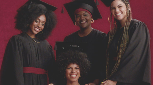 Imagem da campanha publicitária Respeita Meu Capelo, da marca Vult. A imagem mostra quatro mulheres negras sorrindo usando o capelo e beca de formatura.
