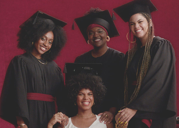 Imagem da campanha publicitária Respeita Meu Capelo, da marca Vult. A imagem mostra quatro mulheres negras sorrindo usando o capelo e beca de formatura.